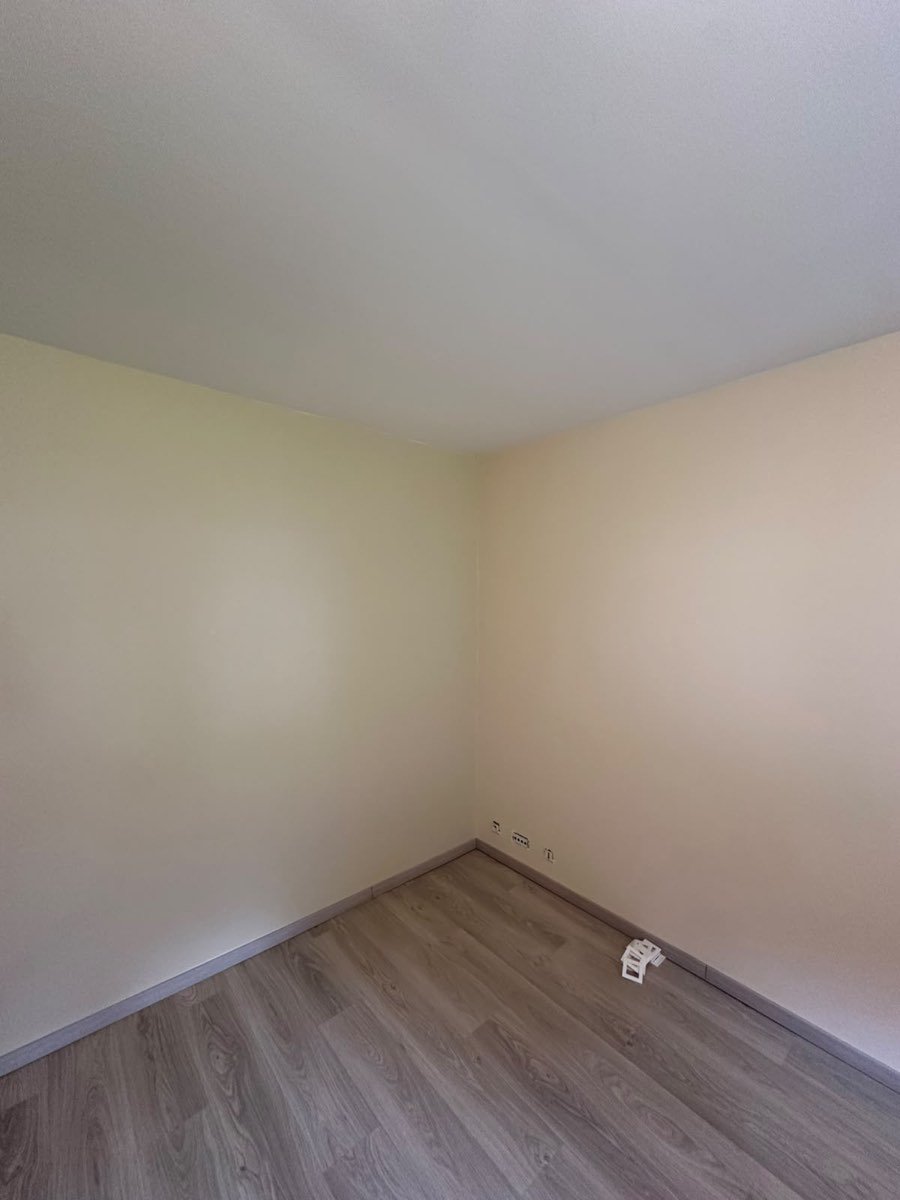 Chambre livrée, murs et plafond